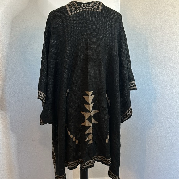 Jennyfer J Native Pattern Poncho Black and Tan Size One Size
NWOT - Picture 3 of 8